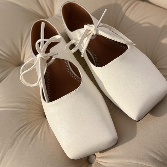 Elegant White Women's Flats - Picture 3 of 12